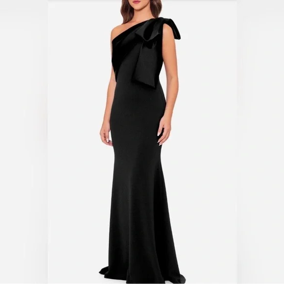 Elegant Black One-Shoulder Dress - Picture 4 of 8